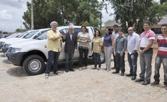 Reitor Eurico Lôbo entrega as chaves de uma picape 4x4