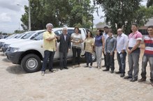 Reitor Eurico Lôbo entrega as chaves de uma picape 4x4