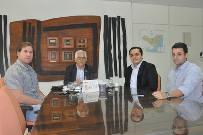 Reunião no gabinete do reitor Eurico Lôbo