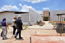 Reitor Eurico Lôbo acompanha andamento de obras