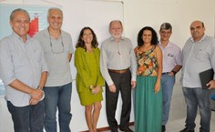Pró-reitora Simoni Meneghetti (C) e Irinaldo Diniz, coordenador de pós-graduação (Dir.), recebem a comissão de valaidopres externos e internos, que acompanhram os programas da Ufal
