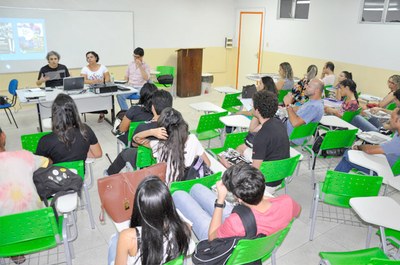 Professores Sivaldo Pereira, Lídia Ramires e Nasson Neves com alunos dos cursos no lançamento da revista