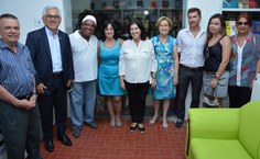 Reitor Eurico Lôbo e Stela lameiras recepcionam professores e pessoas da comunidade que prestigiaram o evento