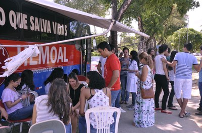 Estudantes compareceram ao posto móvel do Hemoal montado na Faculdade de Direito