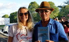 Professora Sandra Vasconcelos, coordenadora da Nutrifeira, e feirante e escritor Cícero Sampaio