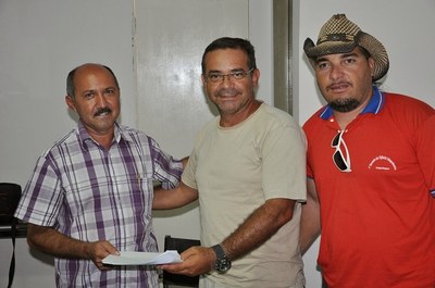 Prefeito Zé Cícero, professor Jorge Luiz Lopes e equipe do setor de paleontologia do MHN em reunião no gabinete do prefeito