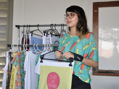 Amanda Soares, primeira designer graduada pela Ufal, quando apresentou seu TCC