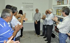 Homenageado, o professor Francisco Vieira Barros dá nome à Biblioteca