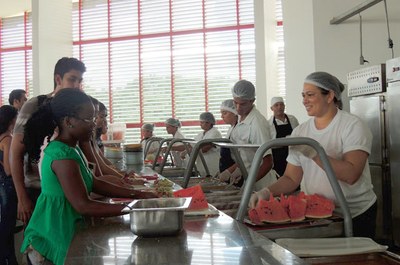 Restaurante Universitário completa um ano de serviço em novo prédio