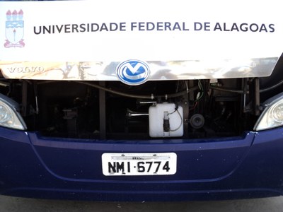 Sistema foi instalado na parte da frente do ônibus, onde há a coleta da água saída do ar condicionado