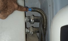 Bojo da água do banheiro recebeu a tubulação que recebe a água do ar condicionado