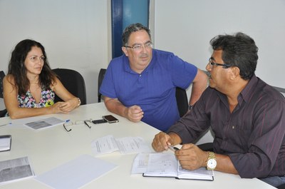 Nélia Callado e Amauri Teixeira, da Sinfra, e Gilmar Batinga, representante da empresa responsável pela vigilância da Ufal