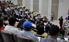 Coordenador-adjunto José Márcio Oliveira durante reunião com equipe do PNAIC