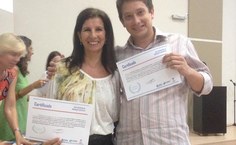 Professora Karina Salomon e seu aluno com os certifcados recebidos
