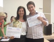 Professora Karina Salomon e seu aluno com os certifcados recebidos