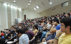 A grande quantidade de interessados fez com que o evento, anteriormente marcado para uma sala do FDA, fosse realizado no auditório da Reitoria
