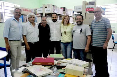 Naldinho Freire enttega 50 livros à biblioteca do Espaço Cultural Universitário