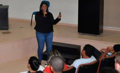 Coordenadora de processos da Prograd, Cristina de Castro, esclareceu dúvidas sobre o funcionamento da monitoria e da tutoria na Ufal