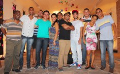 O curador Samir Dantas, de preto ao centro, e colegas da Unidade que prestigiaram a exposição