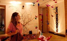 Visitantes se encantam com a beleza e equilíbrio dos origamis e da iluminação