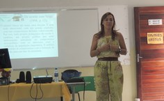 Maria Betânia Gomes em minicurso de Projeto Pedagógico na escola de Educação Básica e suas especificidades