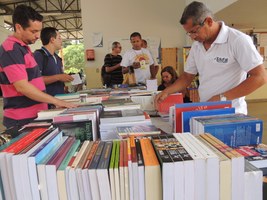 Campus Arapiraca recebe Feirão do Livro da Edufal durante 1º Cipar