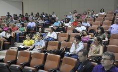 Público atento à palestra da professora Maria Natália