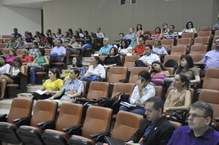 Público atento à palestra da professora Maria Natália