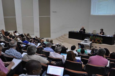 Editores de revistas científicas reunidos no auditório da Reitoria