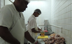 Corte de carnes é acompanhado pelas estagiárias para que porções fiquem adequadas aos pratos