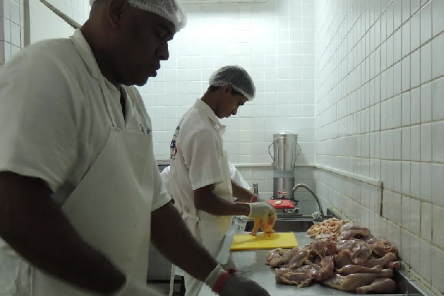 Corte de carnes é acompanhado pelas estagiárias para que porções fiquem adequadas aos pratos