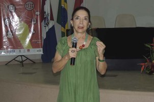 Lúcia Santaella discute transformações de leitura e aprendizagem com as mídias digitais