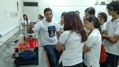 Estudantes do ensino médio acompanham a apresentação de experimentos