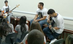 Felipe Matheus tocando Led Zepellin