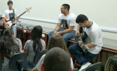 Felipe Matheus tocando Led Zepellin