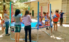 Pais acompanham brincadeiras das crianças no pátio