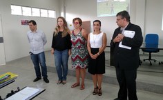 Luis Paulo, à direita, apresenta os integrantes da banca