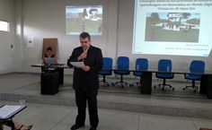 Luis Paulo, orientador da tese, faz a abertura da defesa