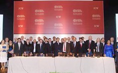 Os acadêmicos recém-empossados posam com as autoridades