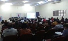 Professores acompanham apresentação e participam de uma conversa com a comissão