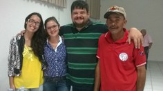 Equipe do projeto da Ufal com o carroceiro Joazir Alves