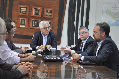 Reunião no gabinete do reitor Eurico Lôbo com representantes de empresa belga