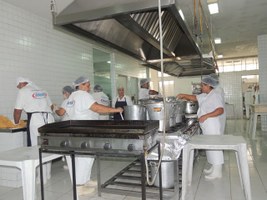 Restaurante Universitário apresenta o que acontece por trás do balcão