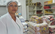 Lilian Brasileiro faz recepção e separação dos alimentos nas salas e câmeras específicas