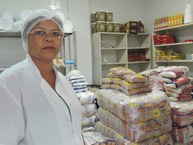 Lilian Brasileiro faz recepção e separação dos alimentos nas salas e câmeras específicas