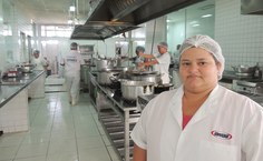 Maxiliane Sampaio lembra que equipe do RU faz treinamentos semestrais para melhorar serviços no RU