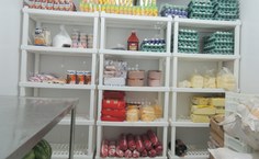Na câmara de lacticínios e frios ficam os queijos, presuntos, mortadelas, achocolatados e sucos