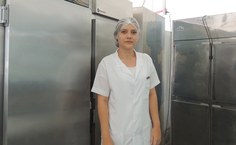 Poliana Cavalcante diz que jantar é produzido ao longo da tarde e os alimentos são colocados em equipamentos próprios para manutenção da temperatura