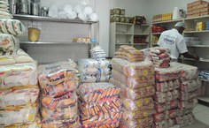 Sala de alimentos secos, que são organizados de acordo com validades, para evitar que alimentos fiquem velhos