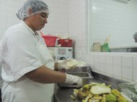 Sala de preparo de verduras conta com três funcionários